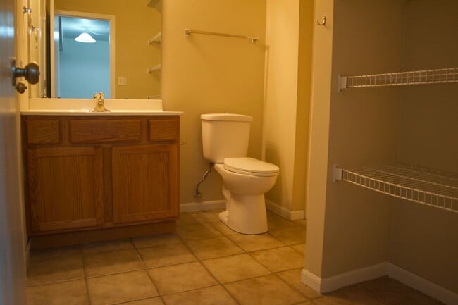 Building Photo - Nice 4 Bed 3 Bath Duplex!