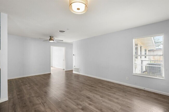 Building Photo - 11702 Oak Trail