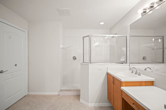Building Photo - Beautiful Townhome in Laguna lakes 3 bedro...