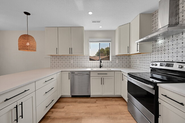 Building Photo - $1,995.00, 2 Bed 2 Bath Condo in Westminster!