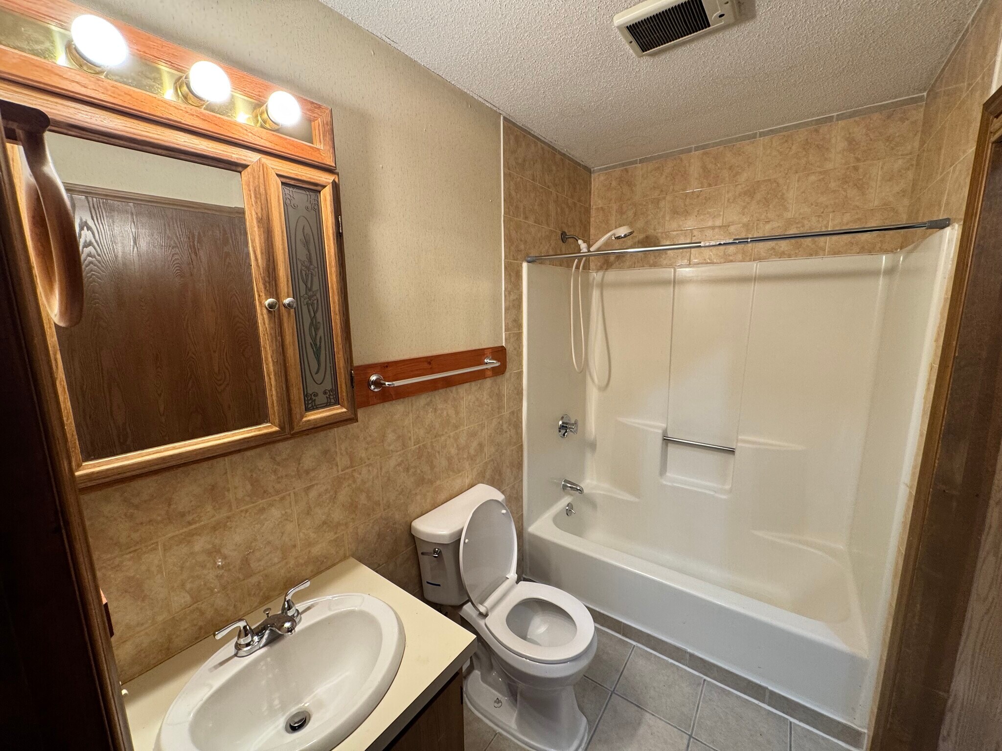 Building Photo - 975 Meriden Rd