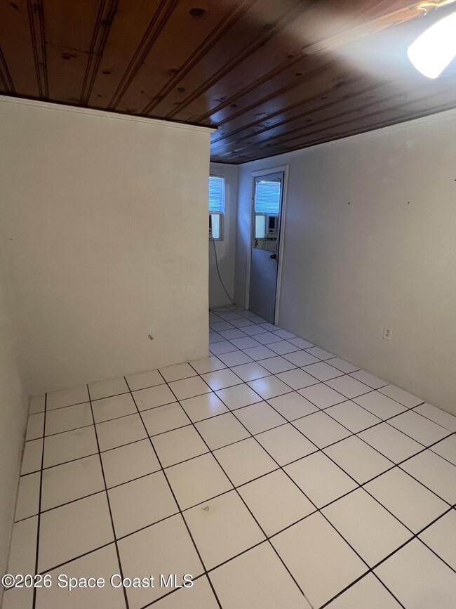 Building Photo - 441 Vickers St