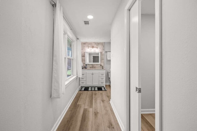 Building Photo - "Charming 3-Bedroom, 2.5-Bath Home Now Ava...