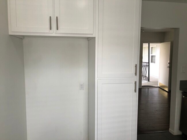 Building Photo - 1275 E 2nd St