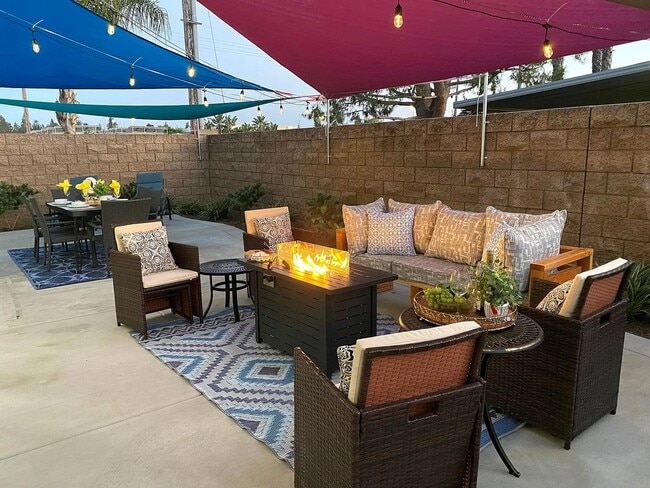 Building Photo - Classy Single Family Home Conviently located - Easy drive to Pendelton or Miramar - Nice family n...