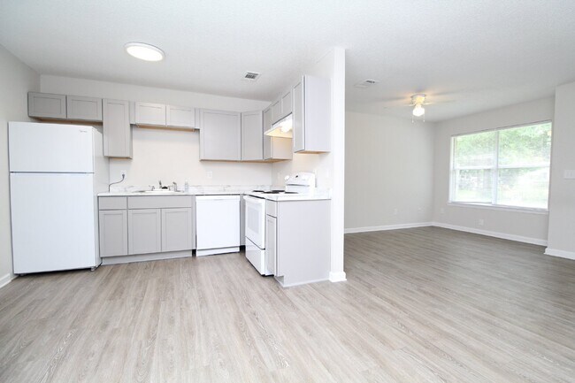 Building Photo - Updated 3/2 Brick Duplex in Northwest Pens...