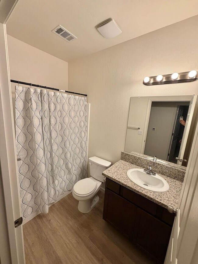 Building Photo - Make yourself at home in this delightful Delano single-family residence!