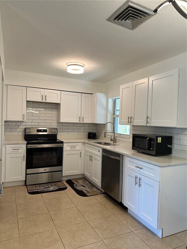 Building Photo - 108 SE Soneto Ct