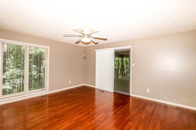 Building Photo - Beautiful 3 bedroom, 3 bath,  mother-in-law sweet with full kitchen in lower level.