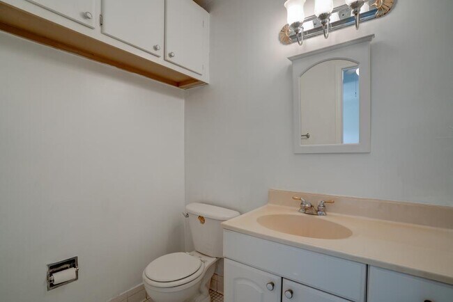 Building Photo - 2111 NE 1st Ct