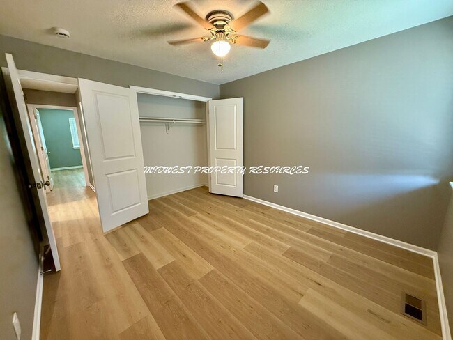 Building Photo - Large Updated 3 Bedroom/2 Bath Duplex in Lee's Summit