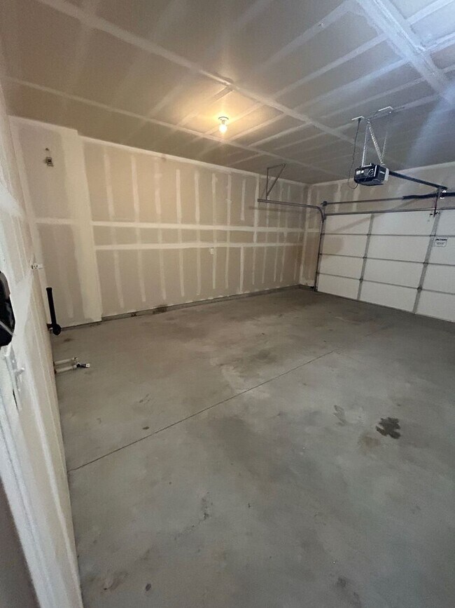 Building Photo - 3 Bedroom plus Loft For Rent! Victory Sout...