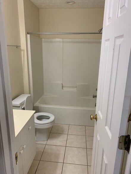 Building Photo - Donahue Crossing