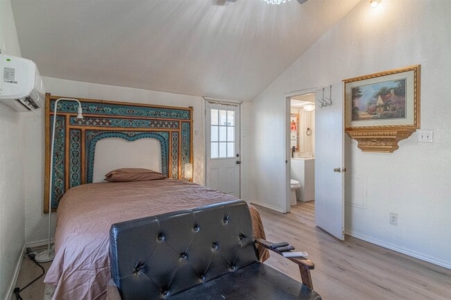 Building Photo - 716 E Losoya St