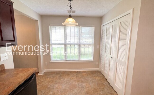 Building Photo - 3 Bed/2 Bath Home with Garage / Coming Soon!