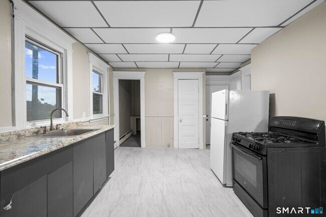 Building Photo - 37 Plaza Ave