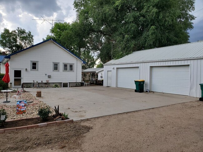 Building Photo - Cute, Quiet and Renovated One Bedroom Finished Basement in Eaton