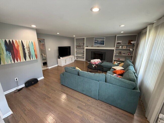 Building Photo - Large House in Cherry Hill East for Rent