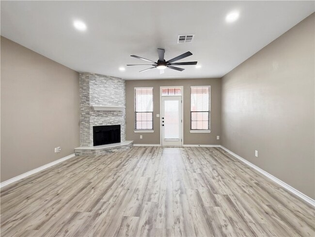 Building Photo - 1305 W Villa Maria Rd