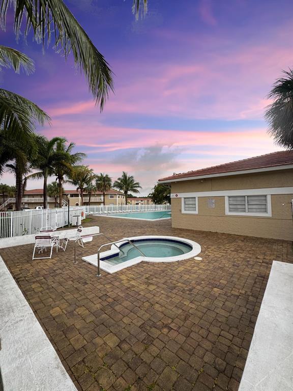 Building Photo - 10008 Twin Lakes Dr