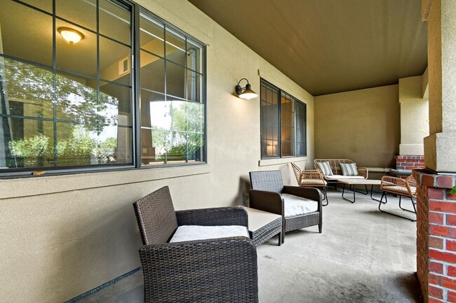 Building Photo - Charming & Updated Unit in Prime Denver Location