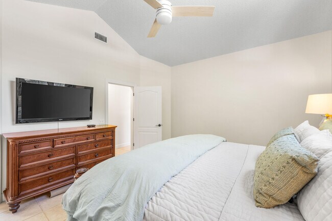 Building Photo - 220 Seabreeze Cir