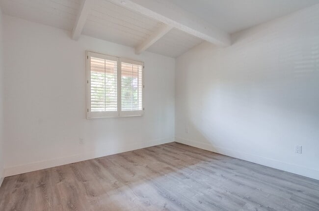 Building Photo - Gorgeous Upper Unit Condo in Fairway Knoll...