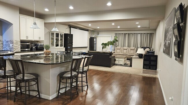 Building Photo - Spacious 4 Bedroom House in Green Valley R...