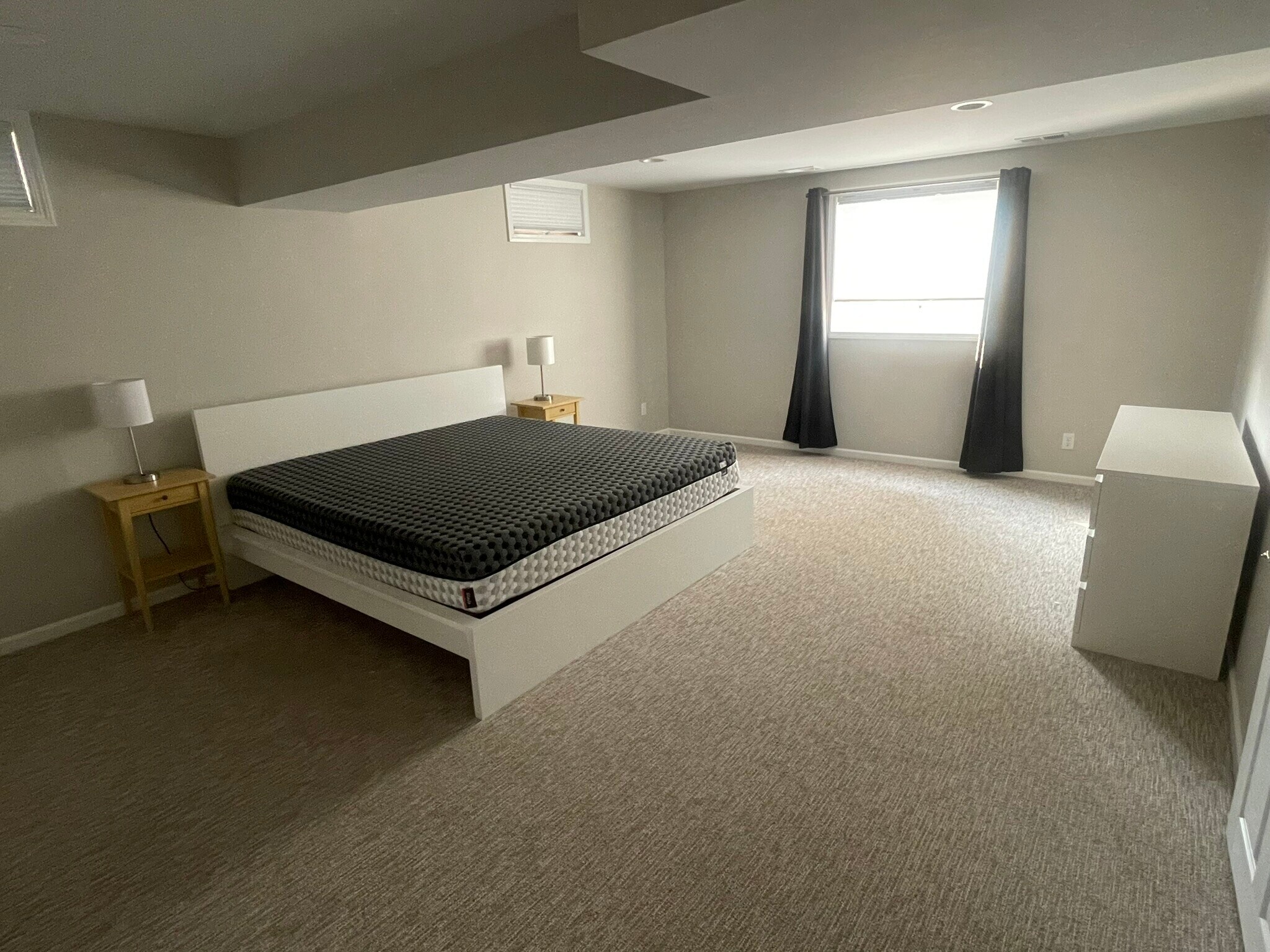 Bedroom - Basement with King Bed - 622 N Shore Dr