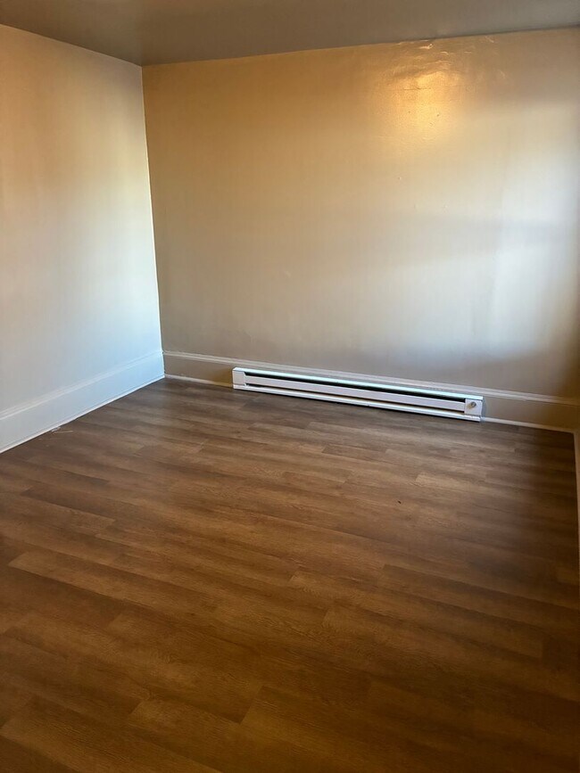 Building Photo - 206 Lincoln Way E