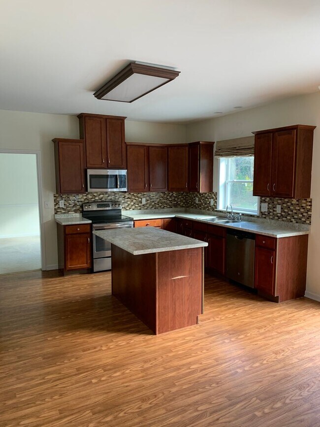 Building Photo - Beautiful Single Family For Rent NOW! Must...