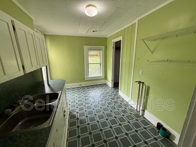 Building Photo - 904 W Oak Ave