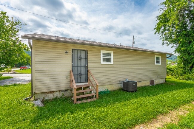 Building Photo - Charming home now available for rent in Ch...