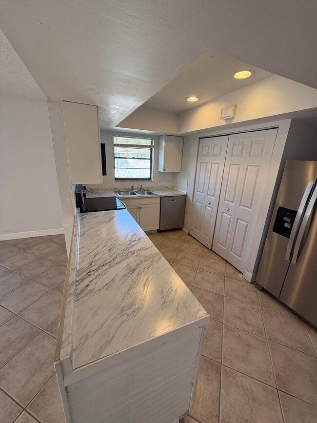 Building Photo - 1183 White Pine Dr