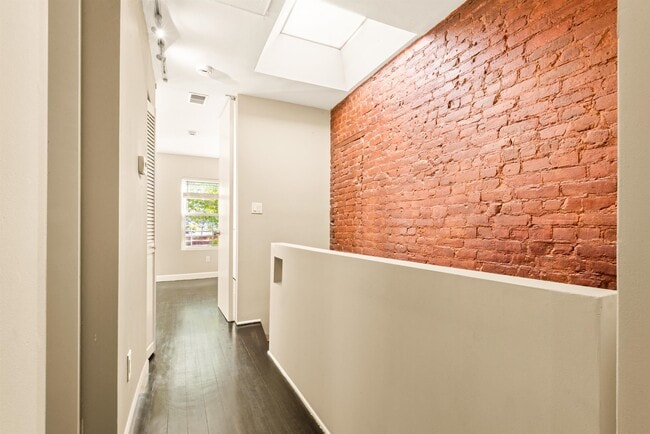 Building Photo - 526 Manila Ave