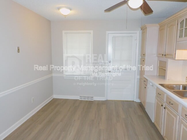 Building Photo - 284 Longmeadow Dr