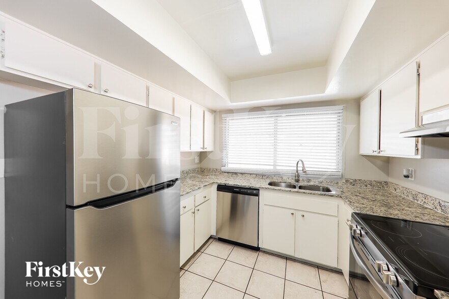 Building Photo - 14016 N 33rd Dr