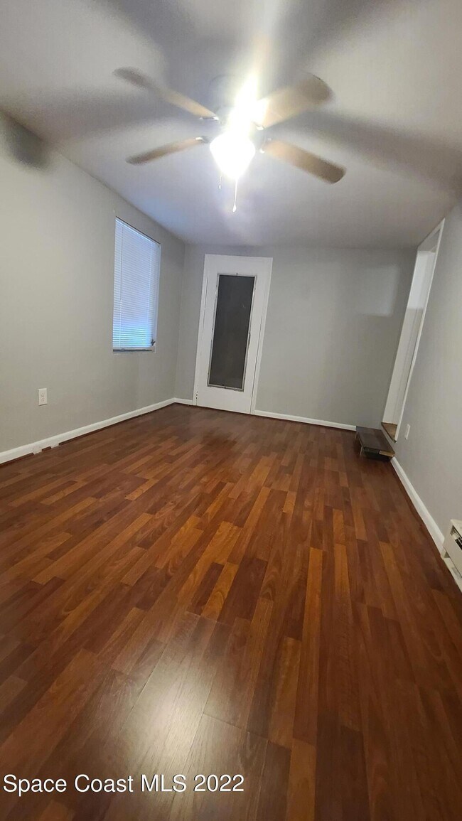 Building Photo - 123 East Ct