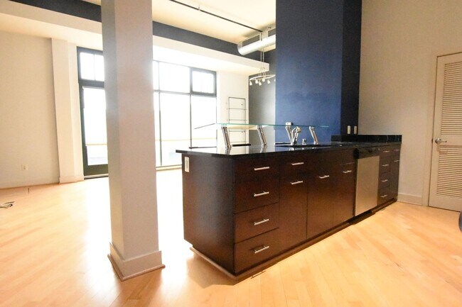 Building Photo - Chic, Contemporary 1 BD 1.5 BA Condo in the Mount Pleasant neighborhood of NW DC!!