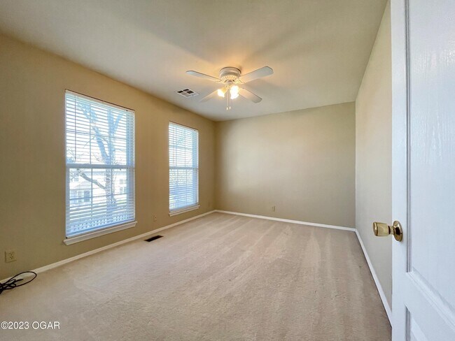 Building Photo - 913 Briarview Dr