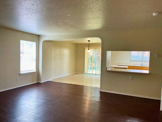 Building Photo - Move-In Special. ½ off the first full month's rent with a 12-month lease.