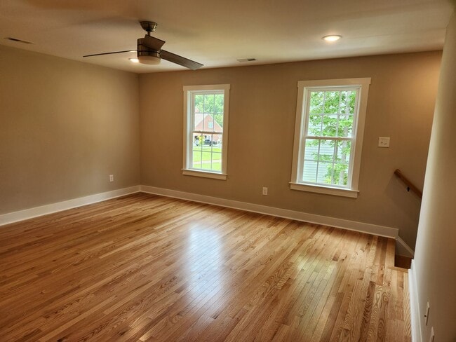 Building Photo - Chesterfield - 5 Bed 3.5 Bath Newer Modern...