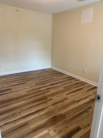 Building Photo - Room in Condo on Carlton Ave