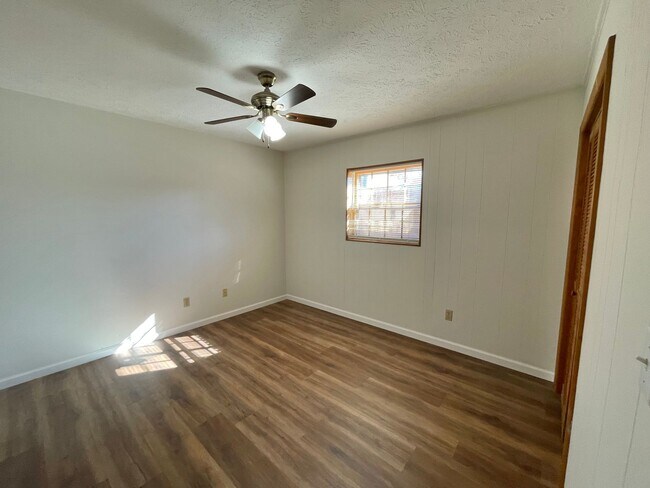 Building Photo - Freshly Renovated 1 bedroom convenient to 40, lovely wooded setting