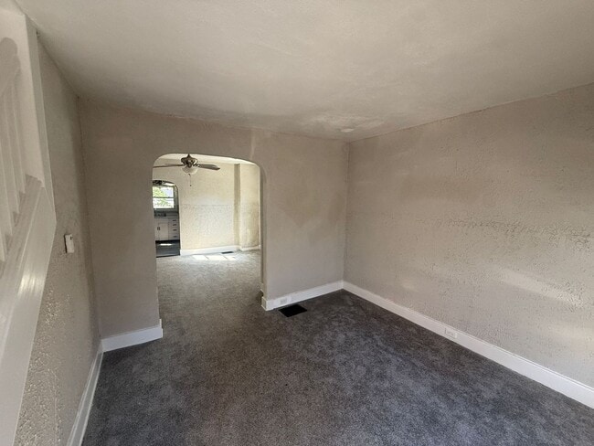 Building Photo - Single Family-half double- 2 bedroom/1 bat...