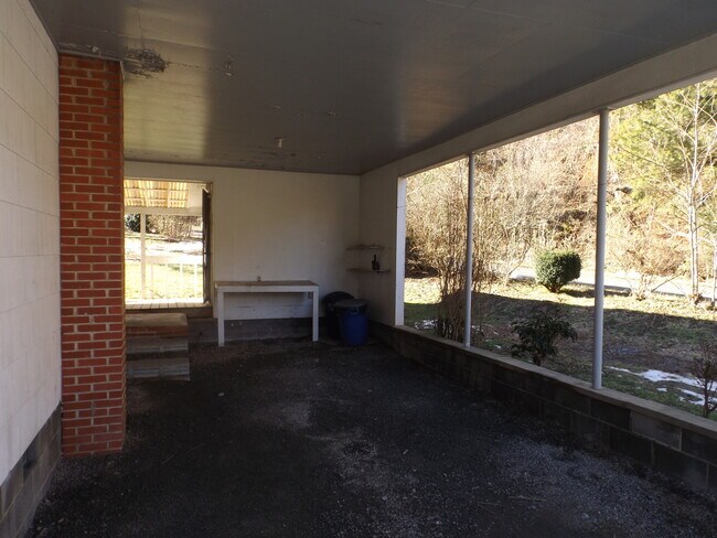 Building Photo - Great 2 Bedroom House in Dillsboro near the River $1400 available NOW for year-long lease