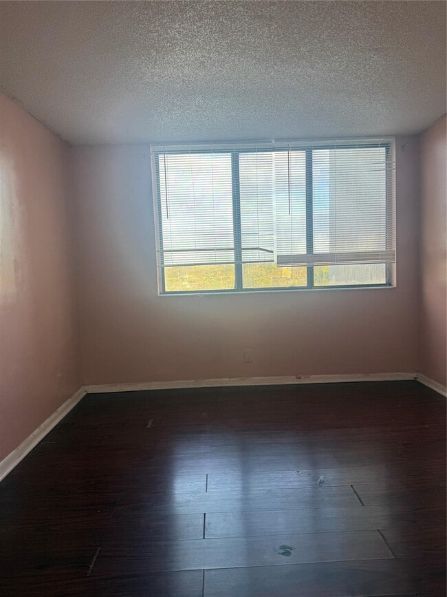 Building Photo - 4222 Inverrary Blvd