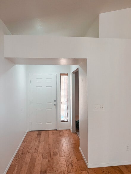 Entry Way - 1915 N Scovel St