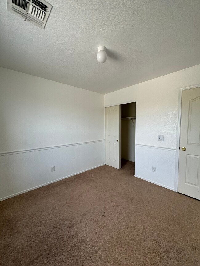 Building Photo - HOUSE FOR RENT