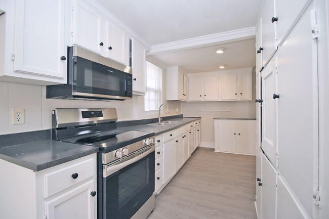 Building Photo - PRE-LEASING for 2025! 3 Bedroom, 2 Bath - ...